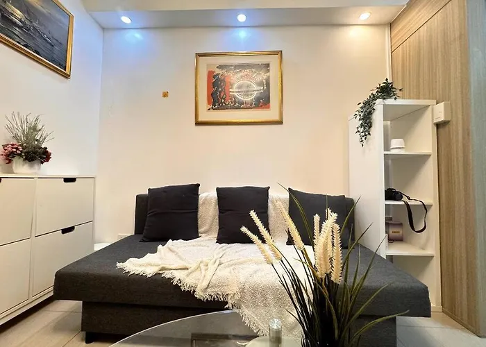 Daisy's By Staycation Apartment *
